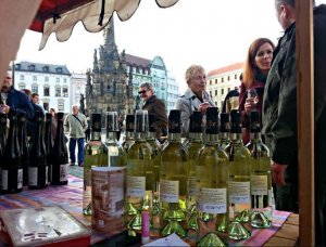 Olomoucký letní vinný festival v Bezručových sadech