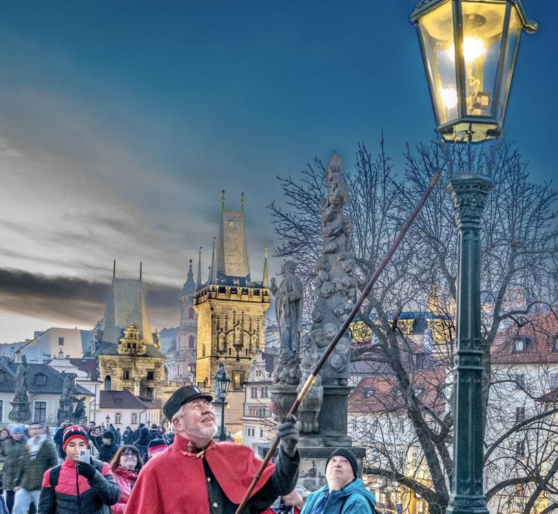 Vyzkoušejte si práci lampáře na Starém městě v Praze