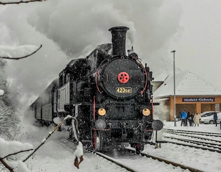 Parním vlakem na Valašský mikulášský jarmek z Valašského Meziříčí